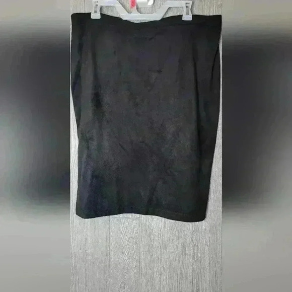 Fever faux suede black pencil skirt with back slit, size XL. Poly/Spandx blend. - Picture 5 of 5
